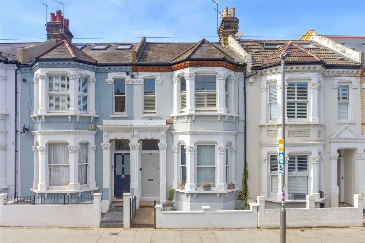 2 bed flat for sale, Sugden Road, London, SW11