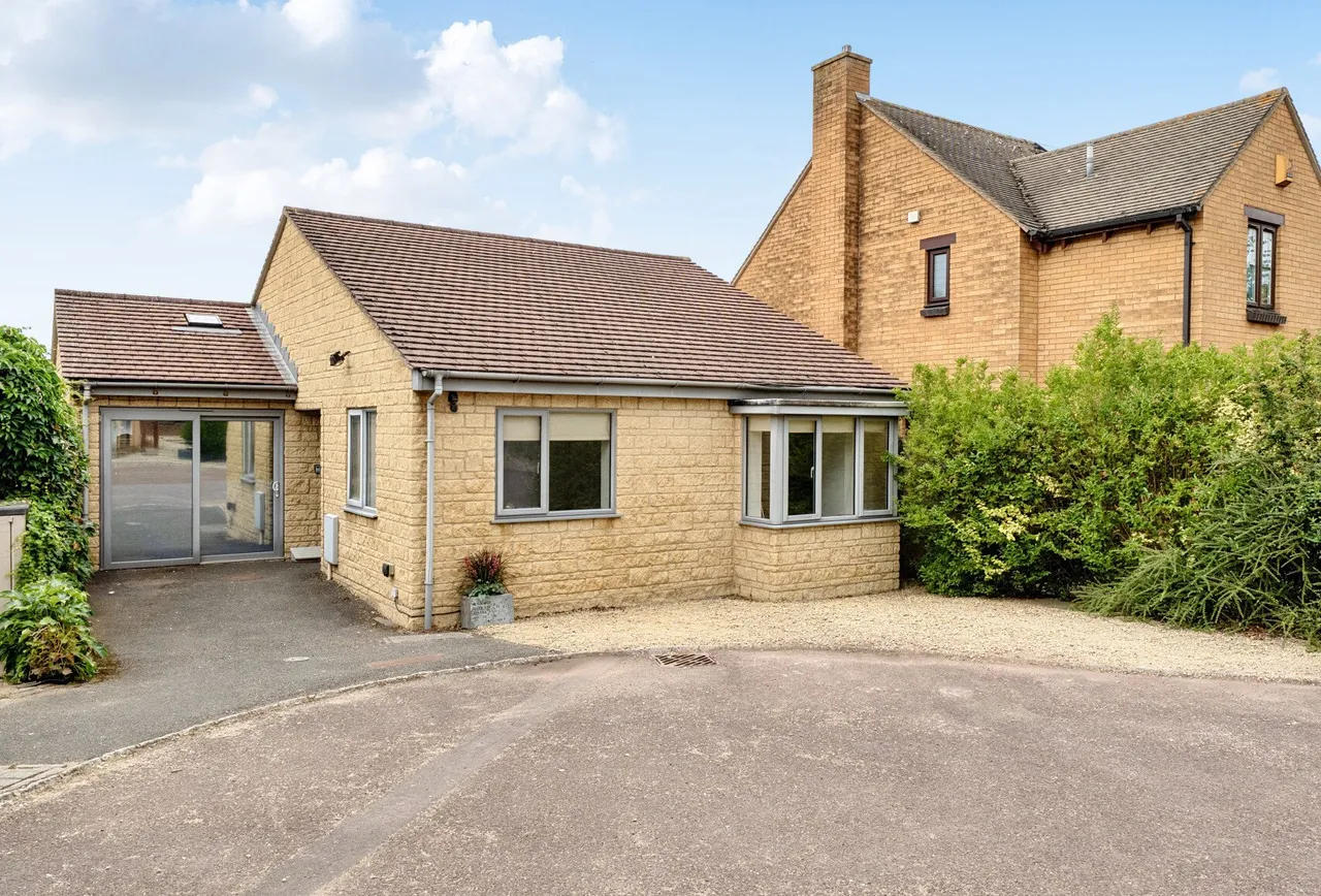 4 bed house for sale — The Spindles, Cheltenham, GL53 0QD