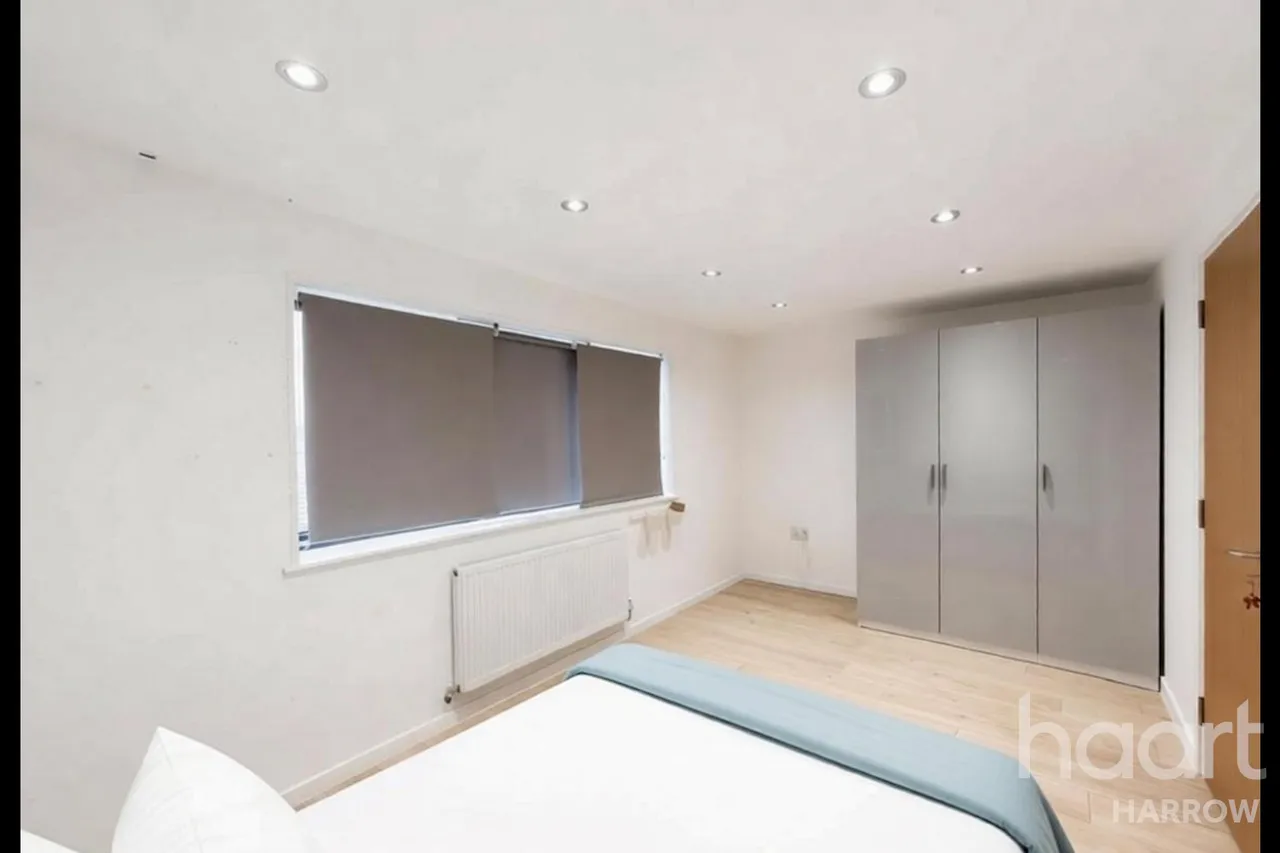 Douglas Close, HA7, photo 16