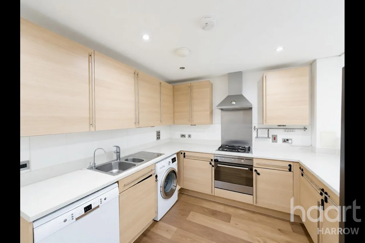 Douglas Close, HA7, photo 3