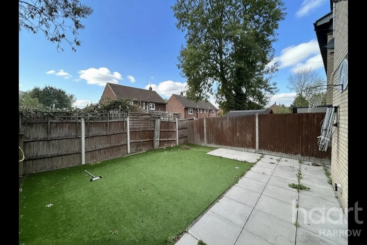 Douglas Close, HA7, photo 6