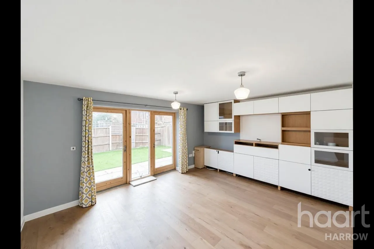 Douglas Close, HA7, photo 4