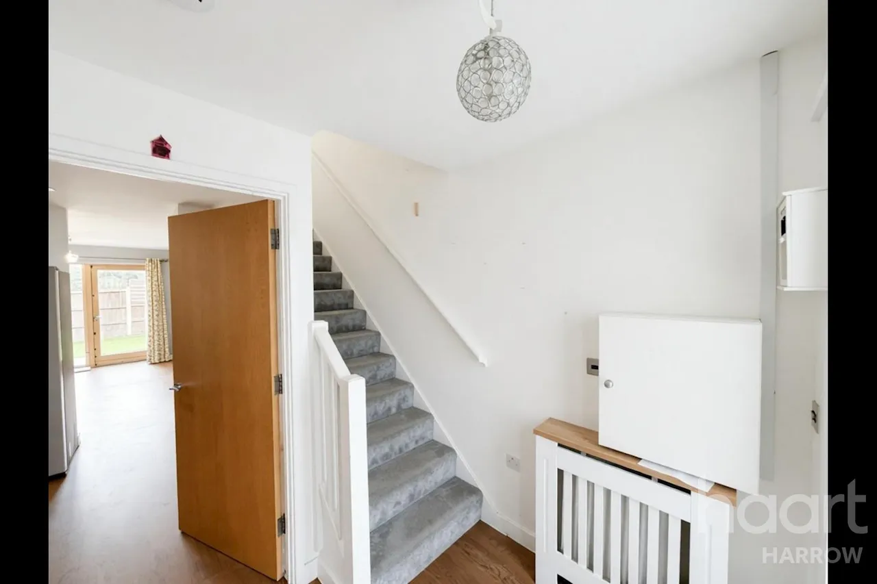 Douglas Close, HA7, photo 9