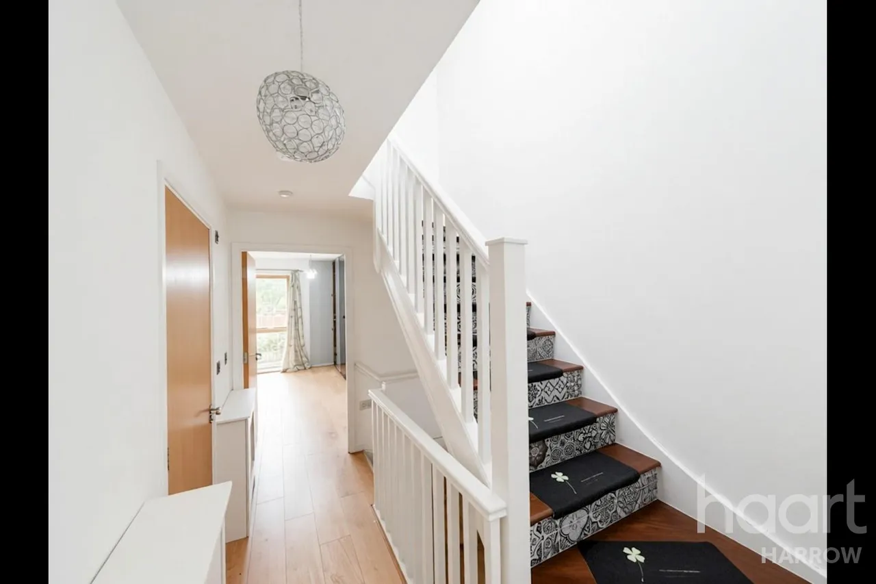 Douglas Close, HA7, photo 15