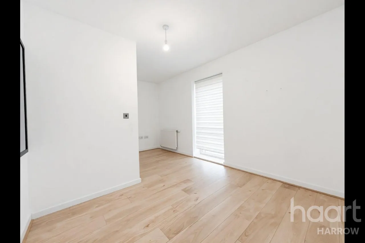 Douglas Close, HA7, photo 14