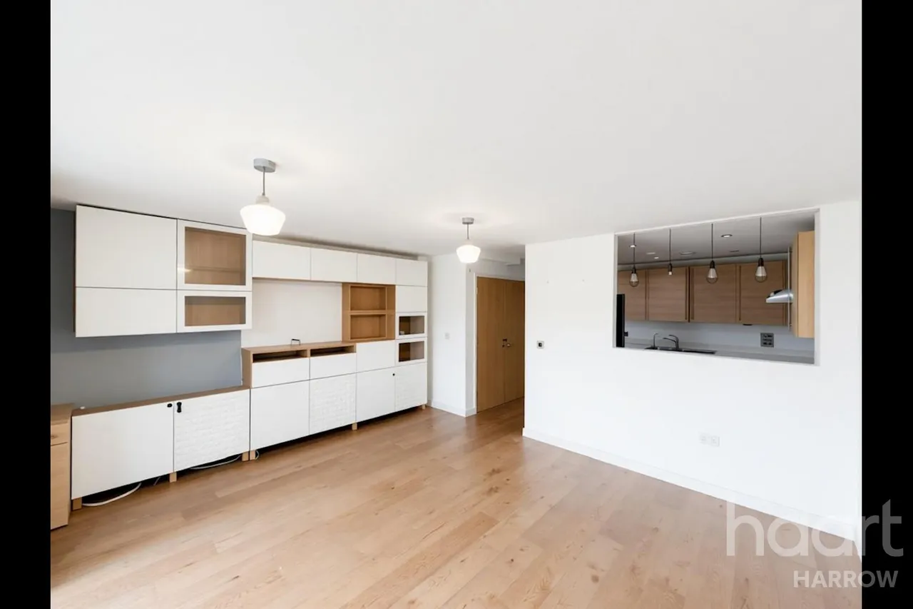 Douglas Close, HA7, photo 5