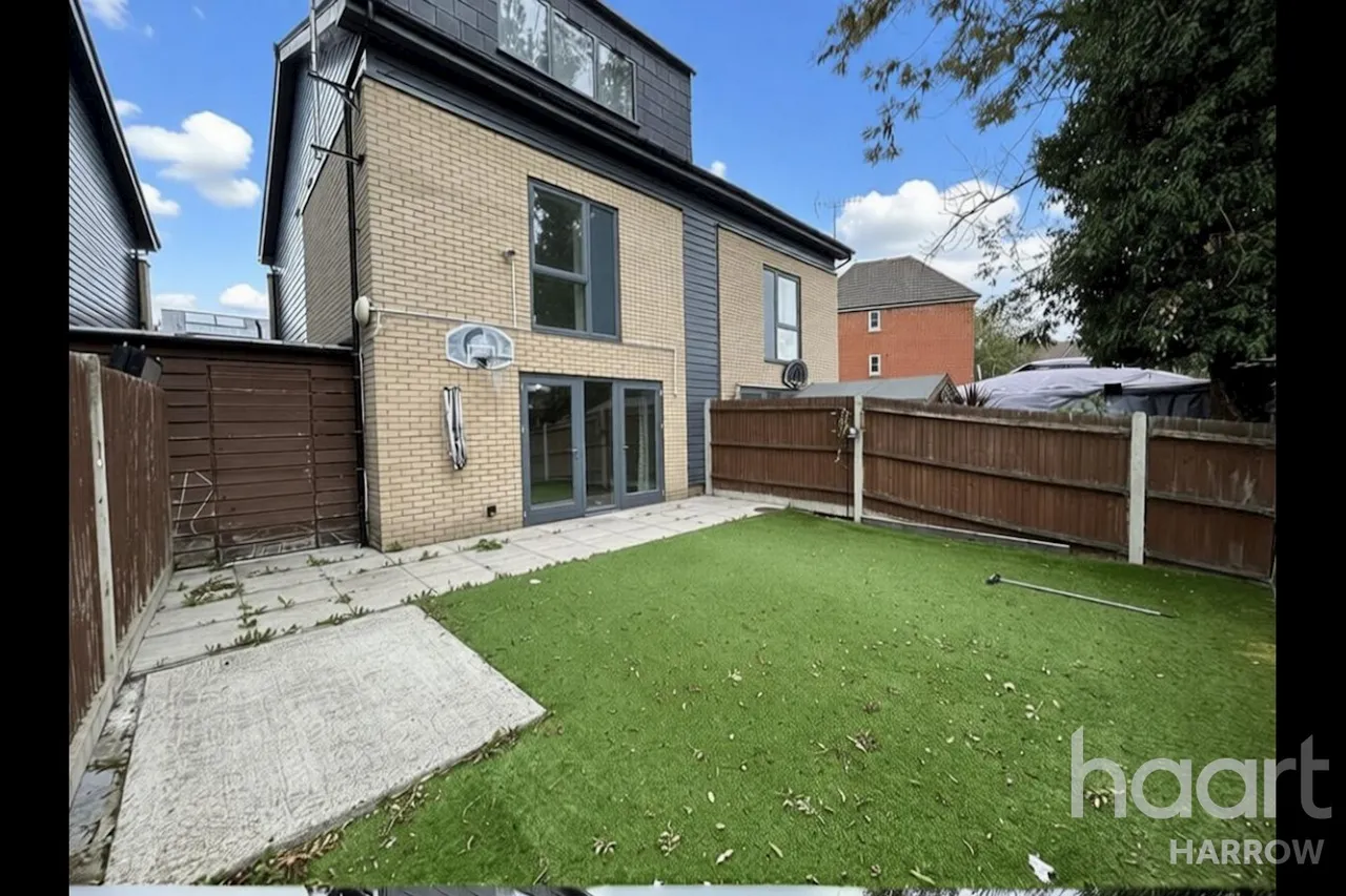 Douglas Close, HA7, photo 7