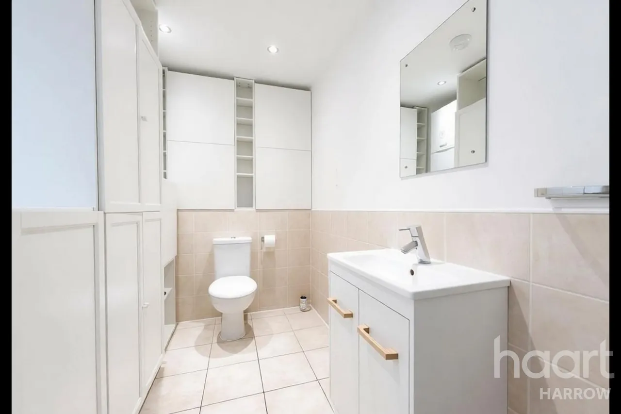 Douglas Close, HA7, photo 8