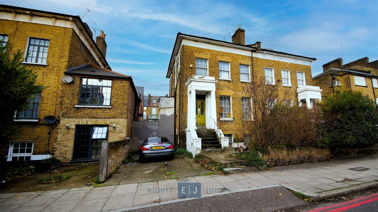 Tollington Road, London, photo 2