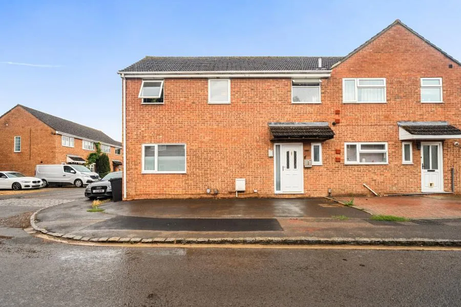 3 bed house for sale, Queens Road, Carterton, OX18
