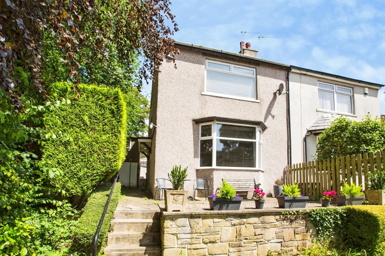 2 bed house for sale — Burnley Road, Halifax