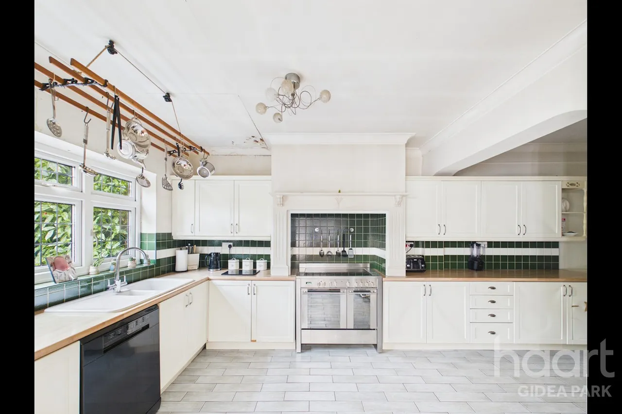 Heath Park Road, Gidea Park, RM2, photo 9
