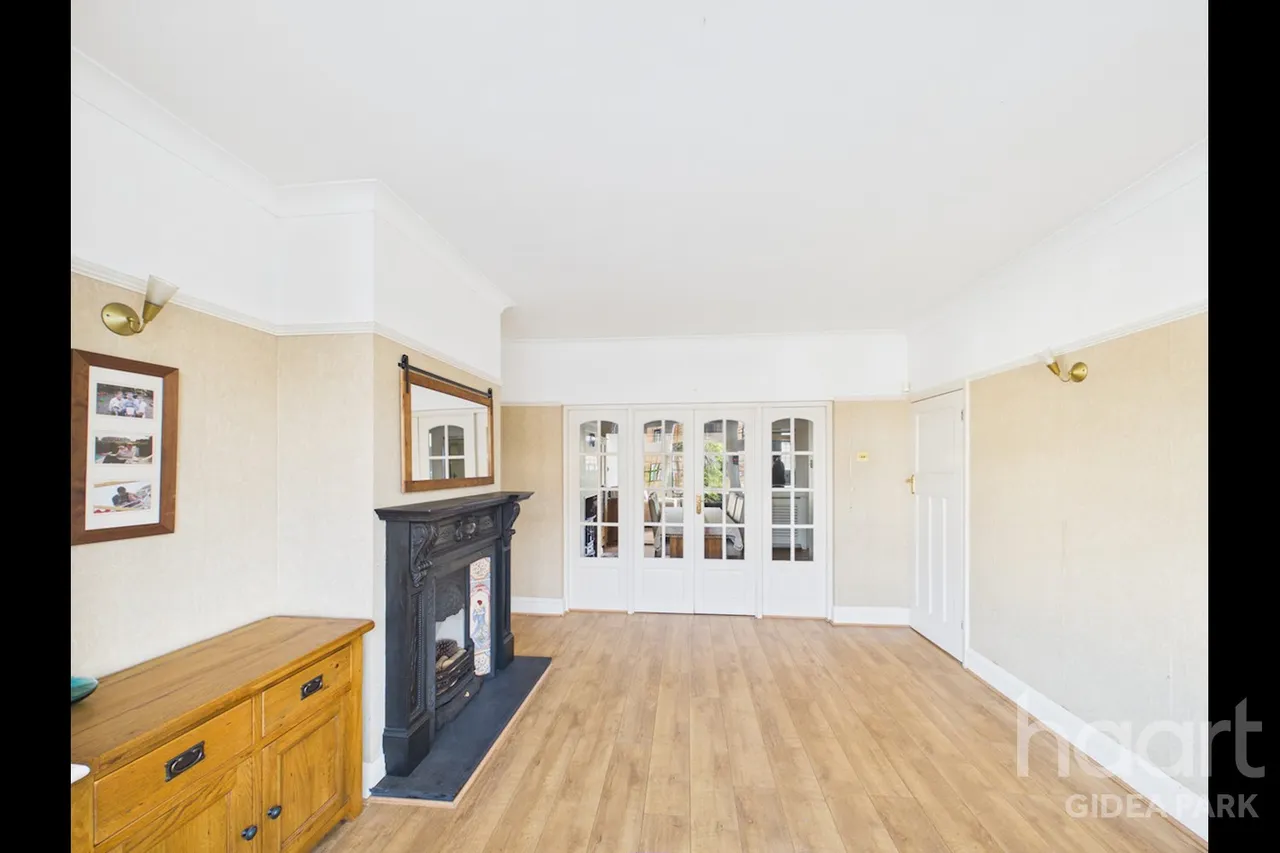 Heath Park Road, Gidea Park, RM2, photo 13