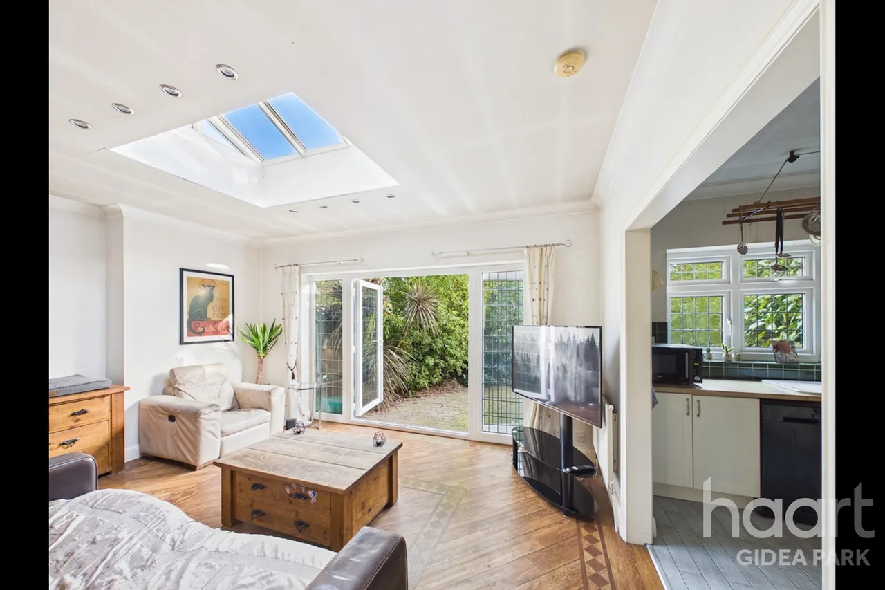 Heath Park Road, Gidea Park, RM2, photo 8