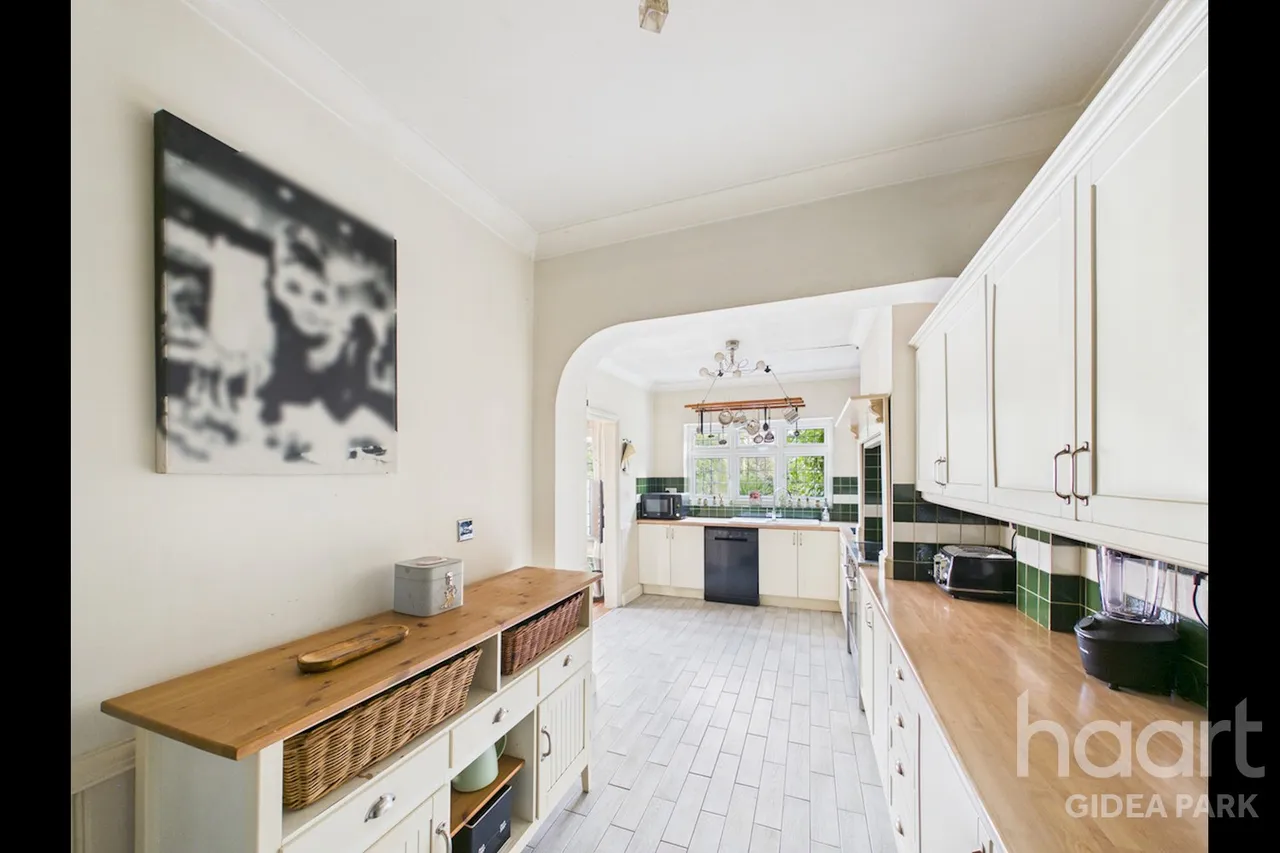 Heath Park Road, Gidea Park, RM2, photo 10