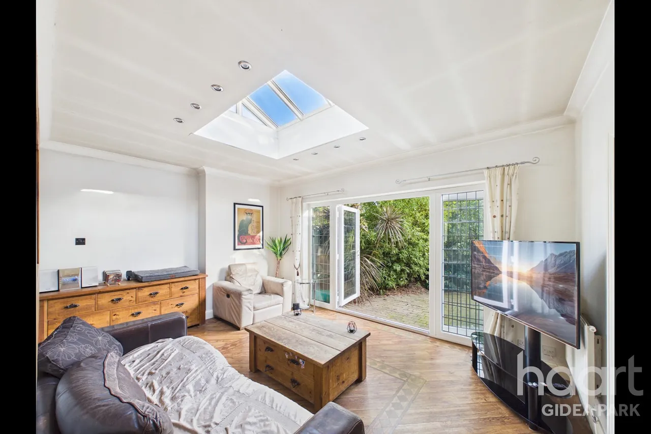 Heath Park Road, Gidea Park, RM2, photo 5