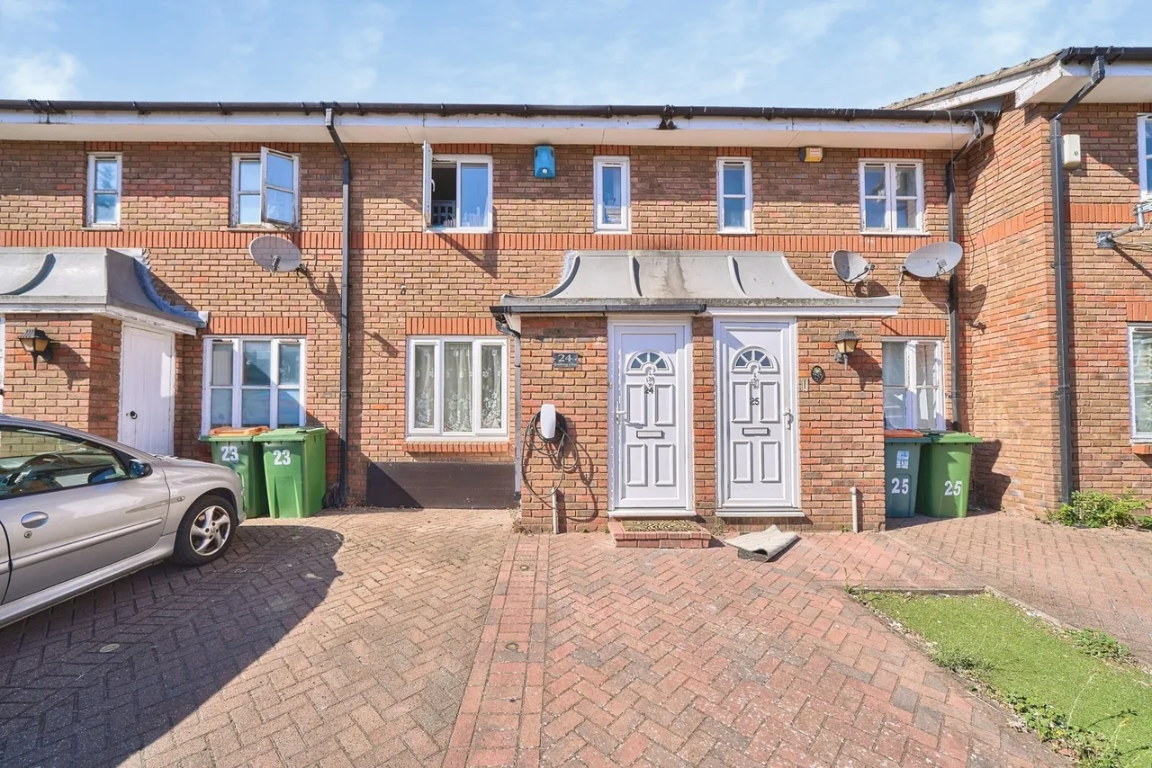 2 bed house for sale, Goldwing Close, London, E16