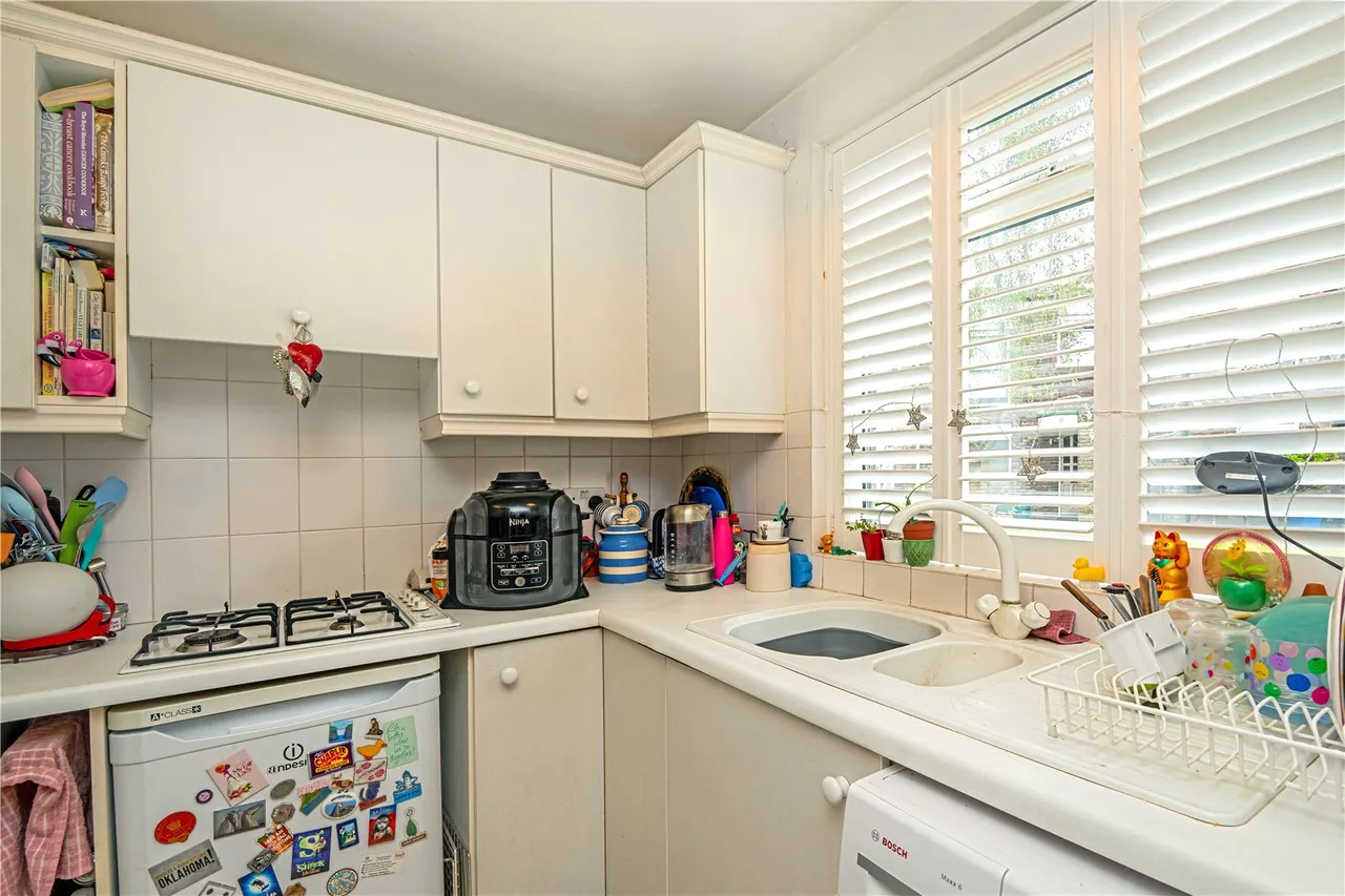 Allbrook Close, Teddington, TW11 8TY, photo 3