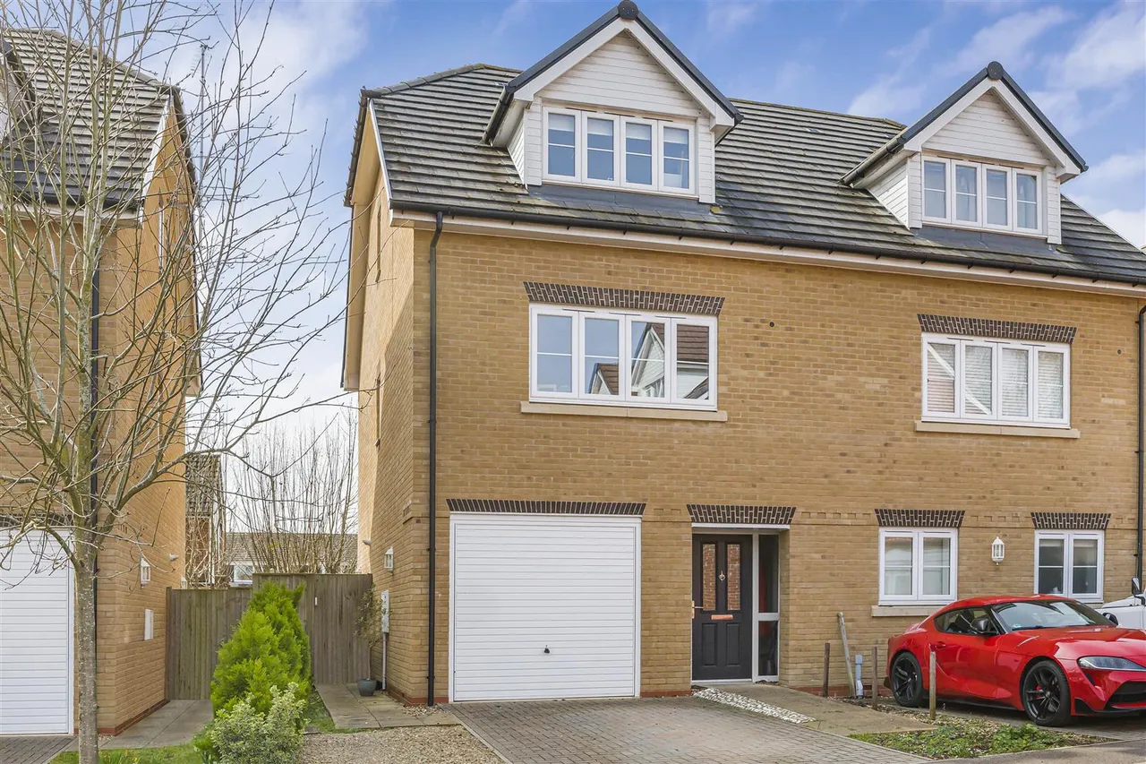 3 bed house for sale, Martin Cooper Close, Caversham, RG4