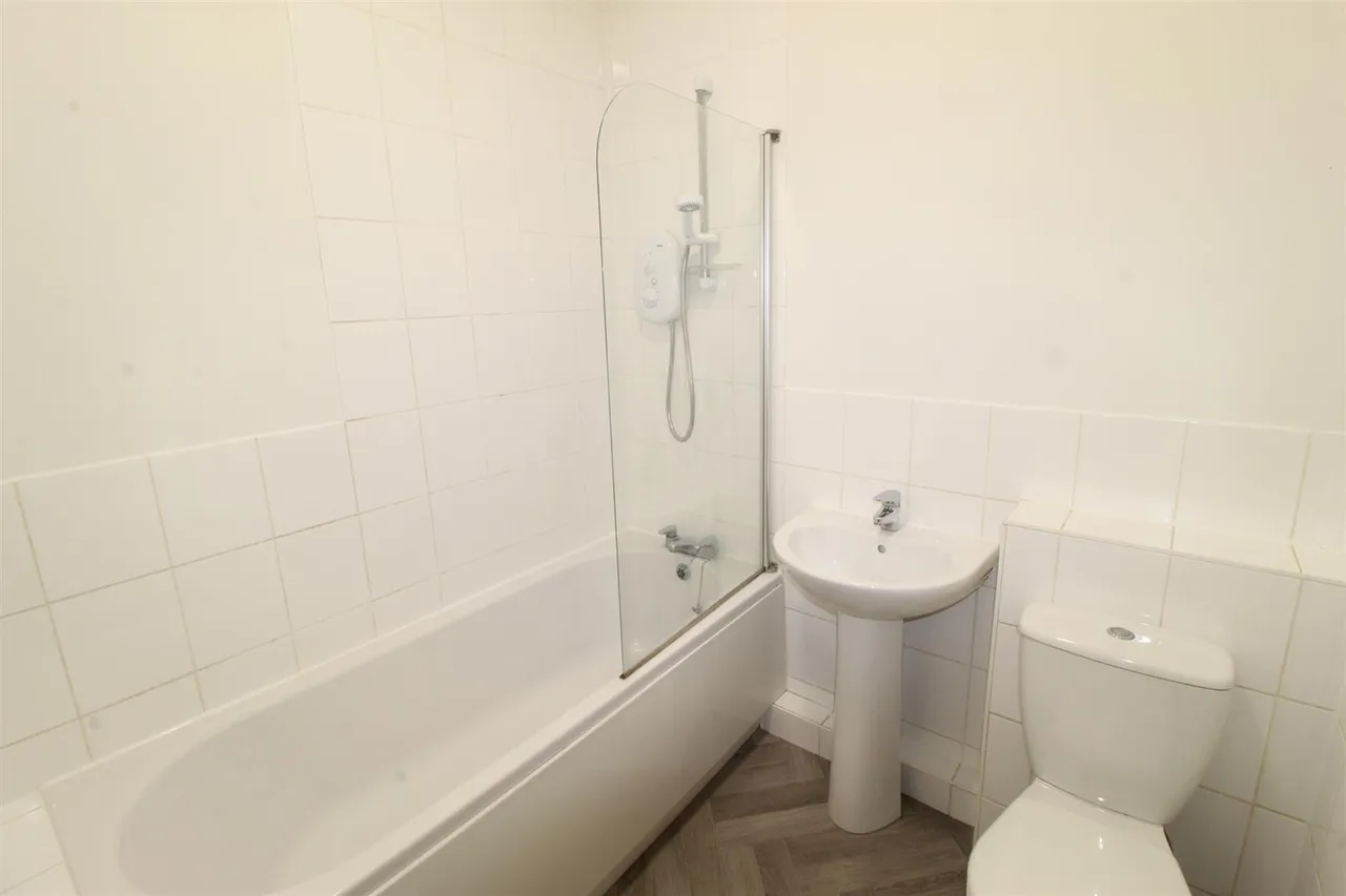 Read Street West, Hyde, SK14, photo 6