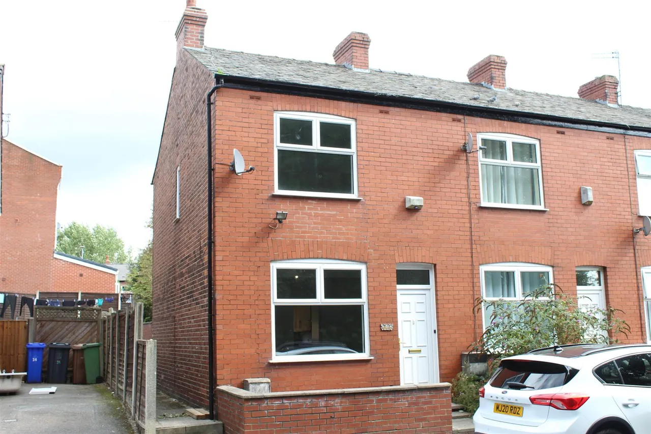 2 bed house to rent, Read Street West, Hyde, SK14