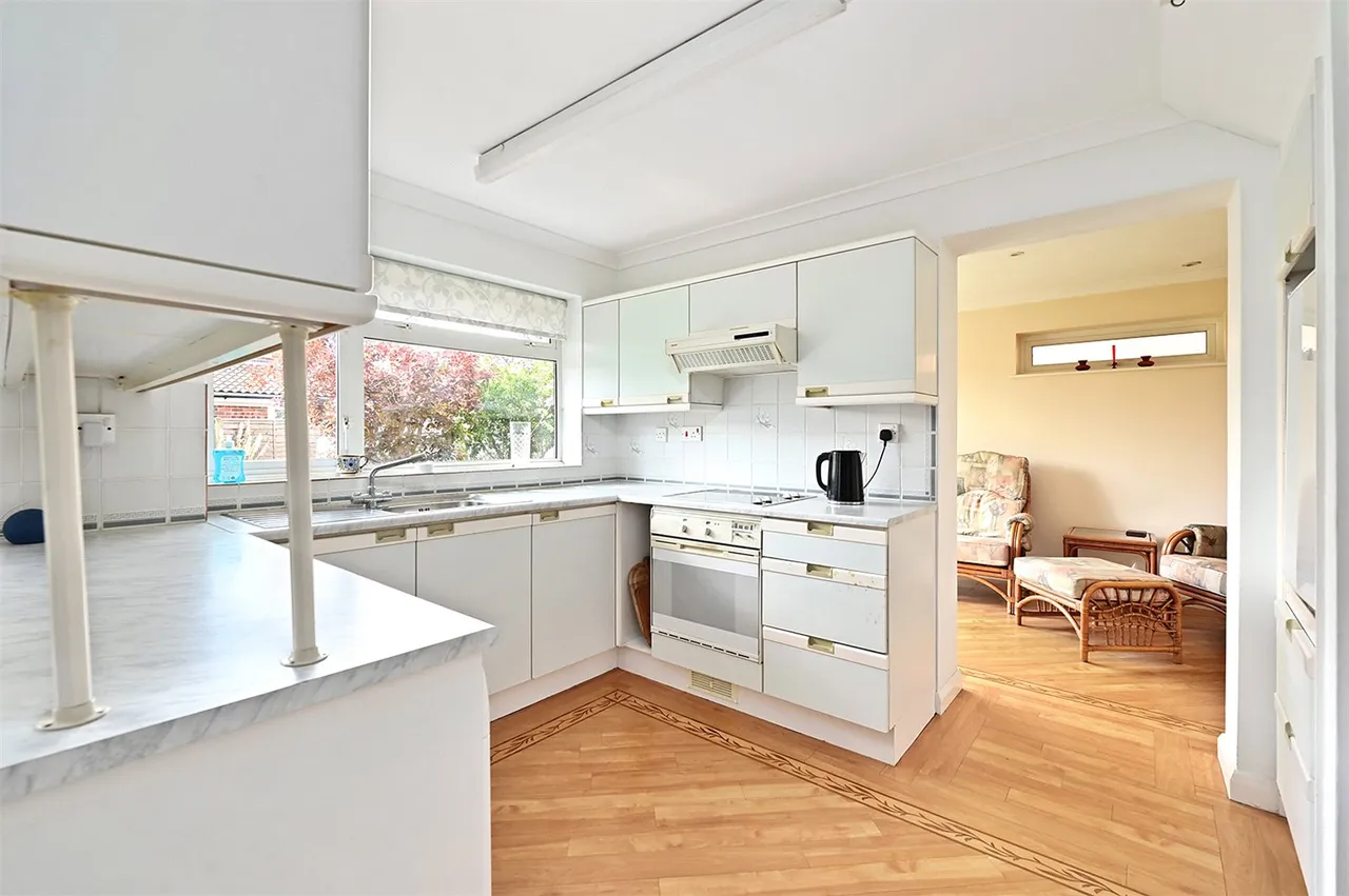 Wren Close, Yateley, Hampshire, GU46 6NZ, photo 3