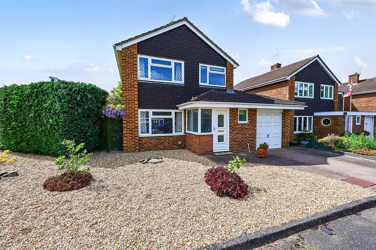 Wren Close, Yateley, Hampshire, GU46 6NZ, photo 11