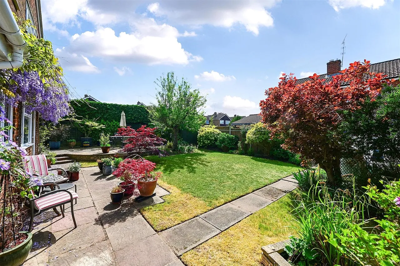 Wren Close, Yateley, Hampshire, GU46 6NZ, photo 2