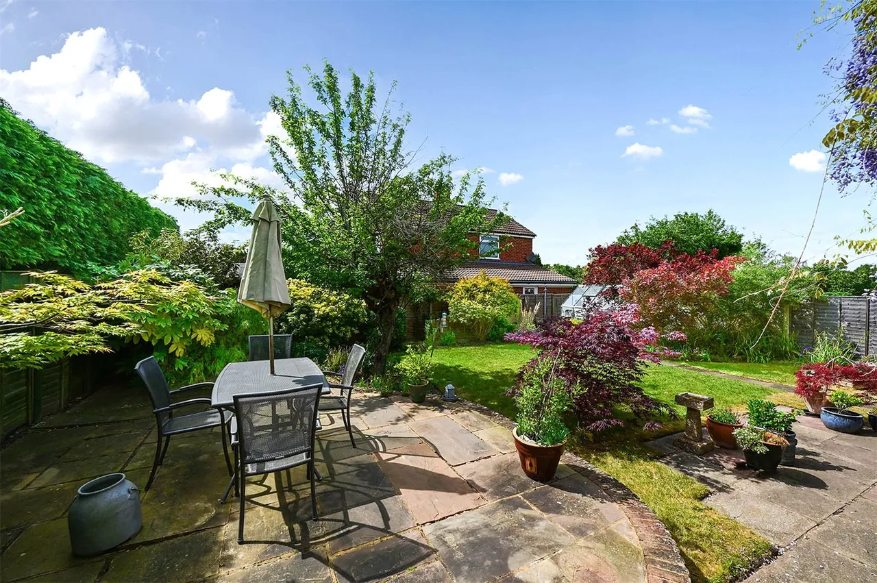 Wren Close, Yateley, Hampshire, GU46 6NZ, photo 6