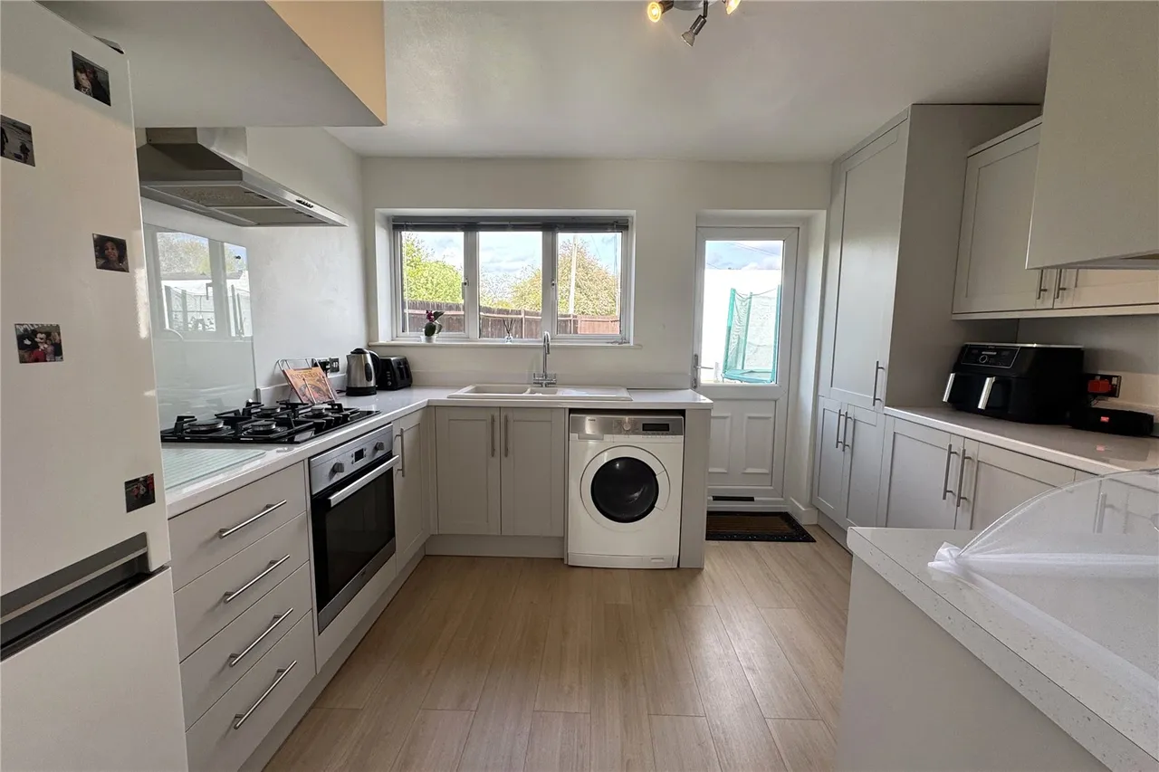 Wren Way, Farnborough, Hampshire, GU14 8SZ, photo 2