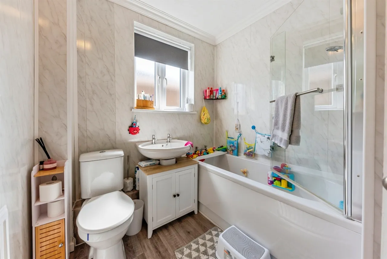 Adamstiles, Barrowby, NG32, photo 15