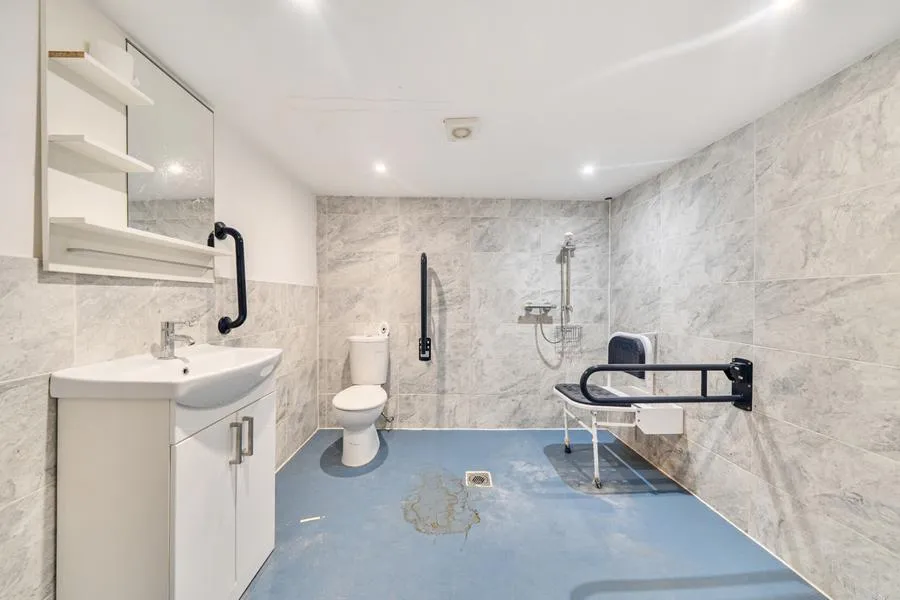 Ashford Crescent, Ashford, TW15, photo 15