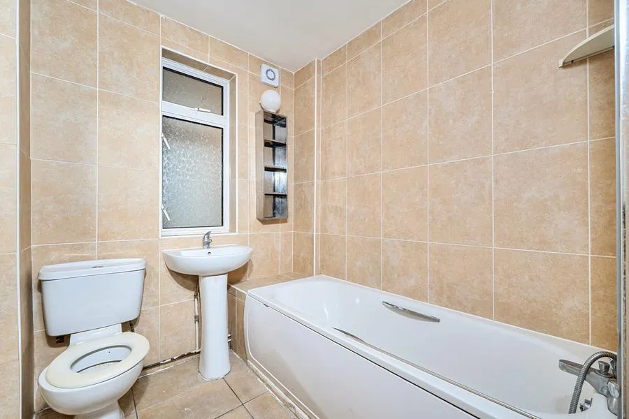 Ashford Crescent, Ashford, TW15, photo 13