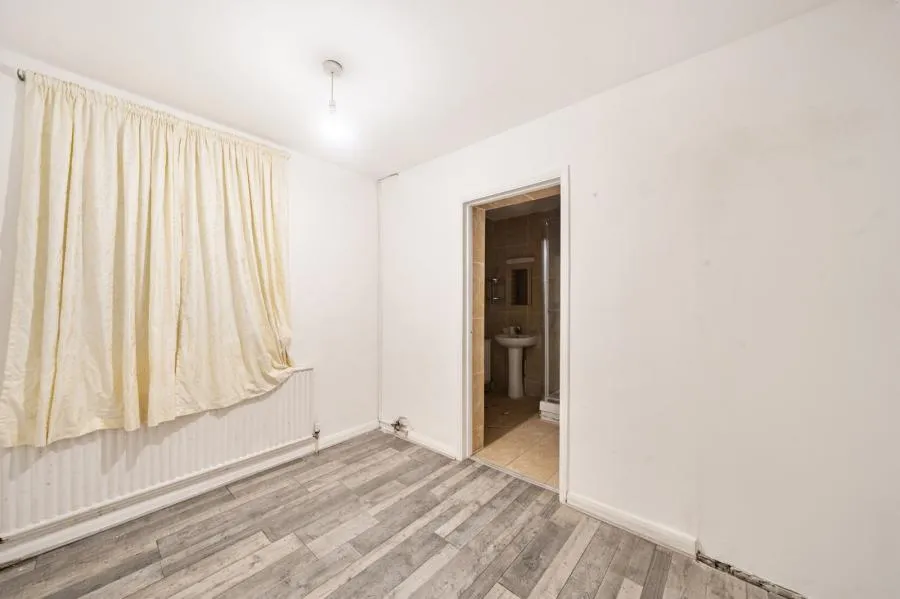 Ashford Crescent, Ashford, TW15, photo 9