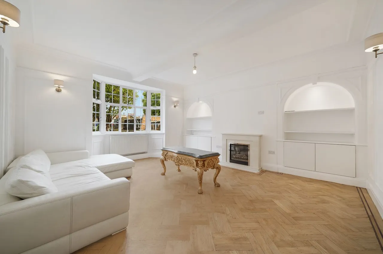 3 bed flat to rent, Hornton Street, London, W8