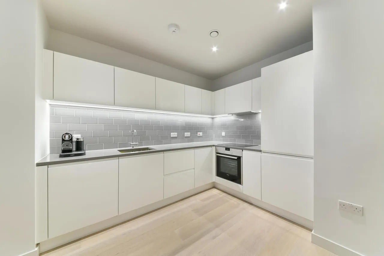 2 bed flat to rent, Liner House, Royal Wharf, E16
