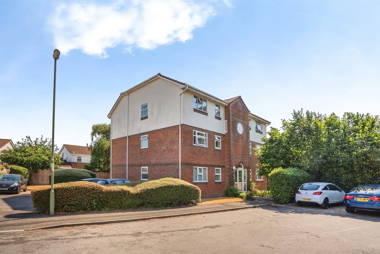 2 bed flat for sale — Dandelion Close, Gosport