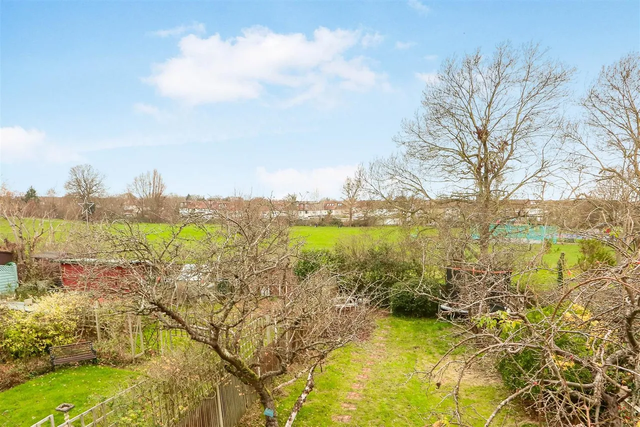 St. Clair Drive, Worcester Park, KT4 8UG, photo 4