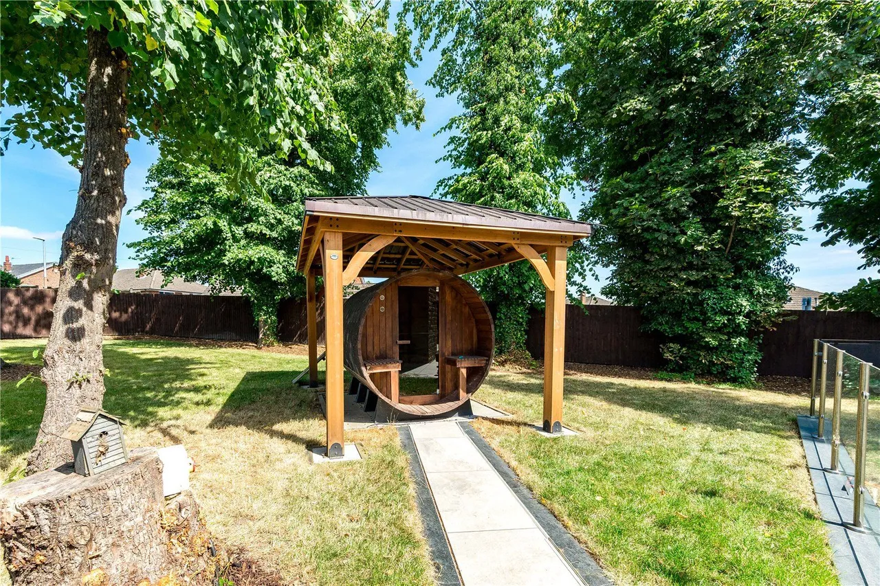 Knowl Park Gardens, Mirfield, WF14, photo 39