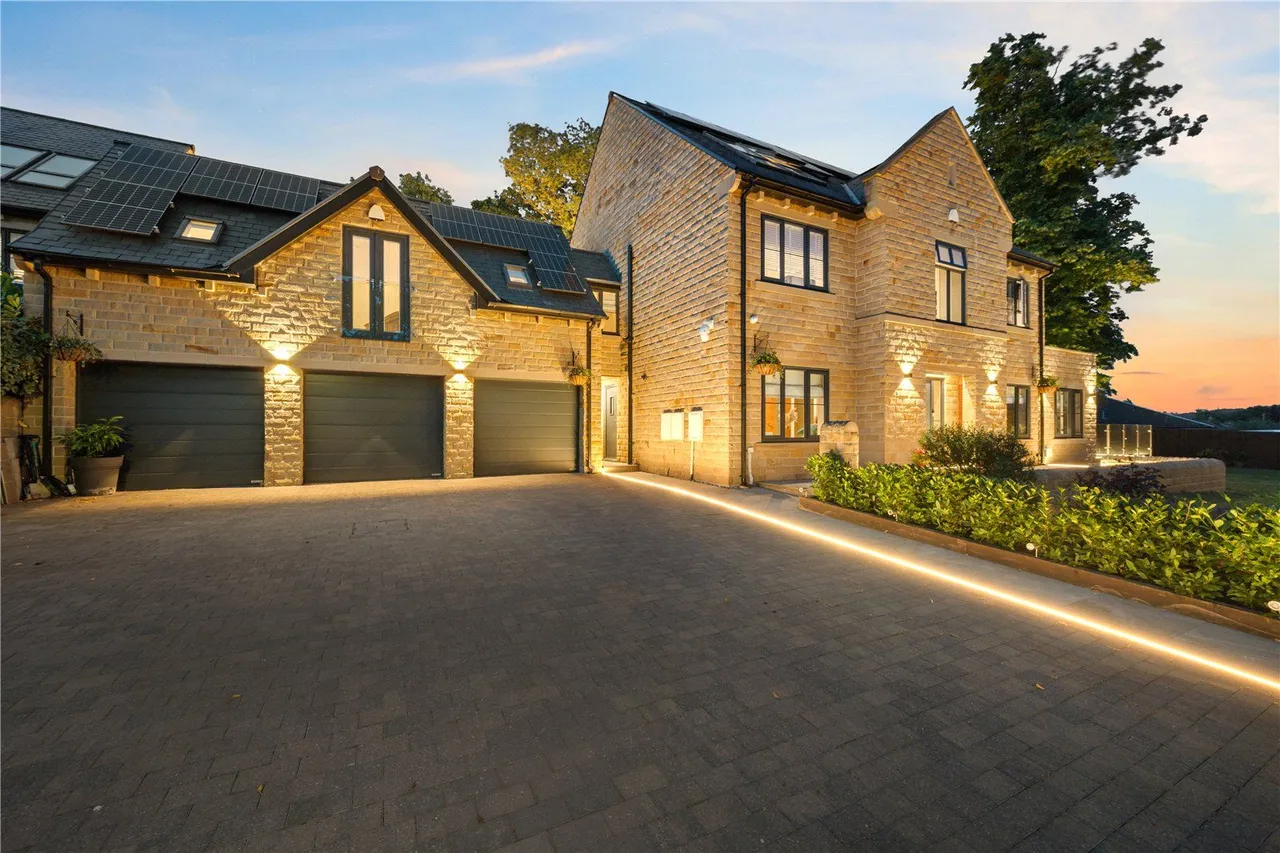 6 bed house for sale, Knowl Park Gardens, Mirfield, WF14