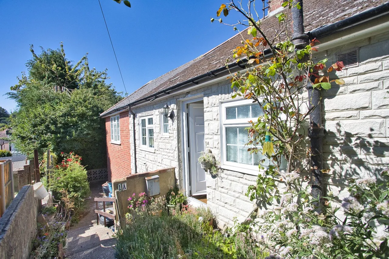 2 bed house for sale, Queens Avenue, Dover, CT17