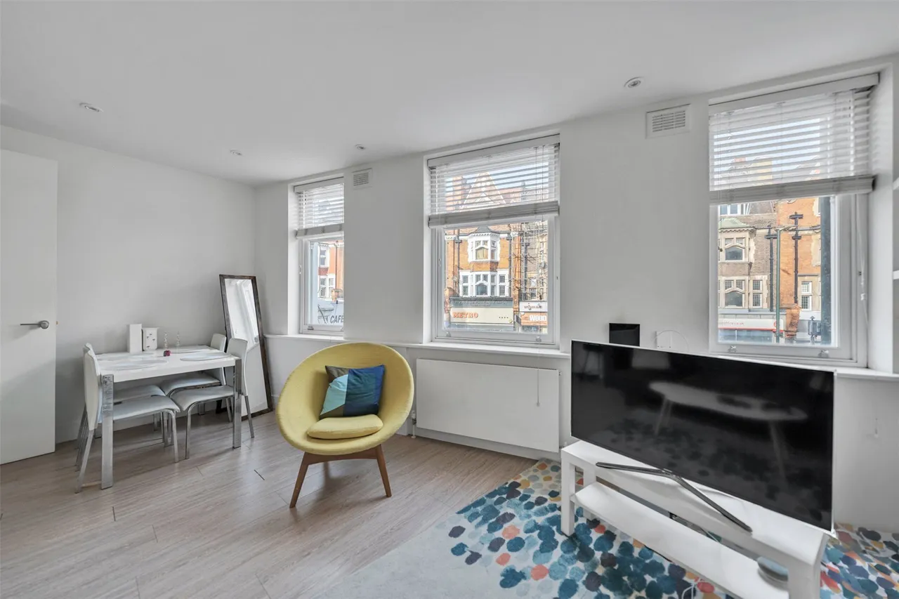 Finchley Road, Golders Green, London, NW11, photo 2