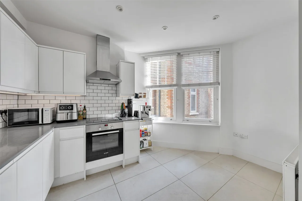 Finchley Road, Golders Green, London, NW11, photo 3