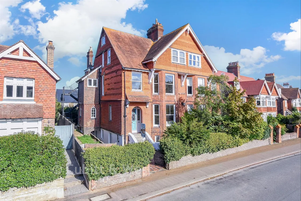 3 bed flat for sale, Smoke Lane, Reigate, RH2