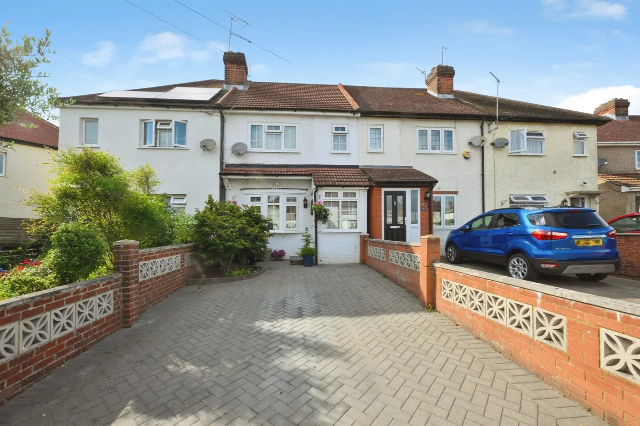 3 bed house for sale — Stortford Road, Hoddesdon