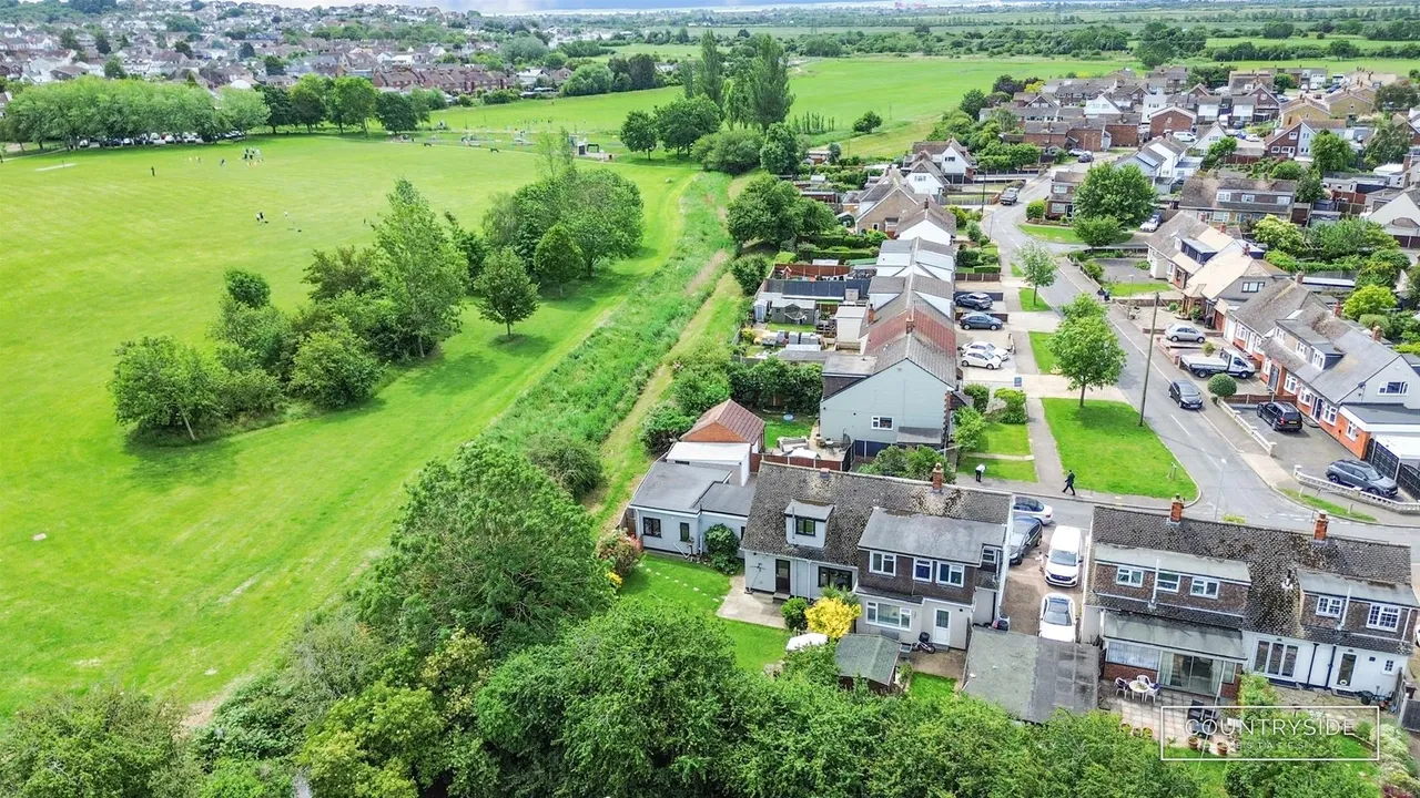 3 bed house for sale — Boyce View Drive, Benfleet