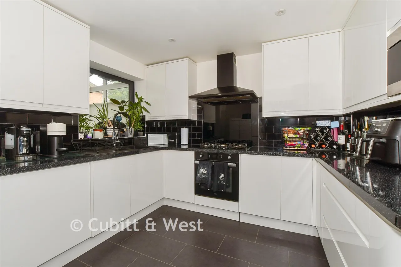 The Fieldings, Southwater, RH13, photo 4