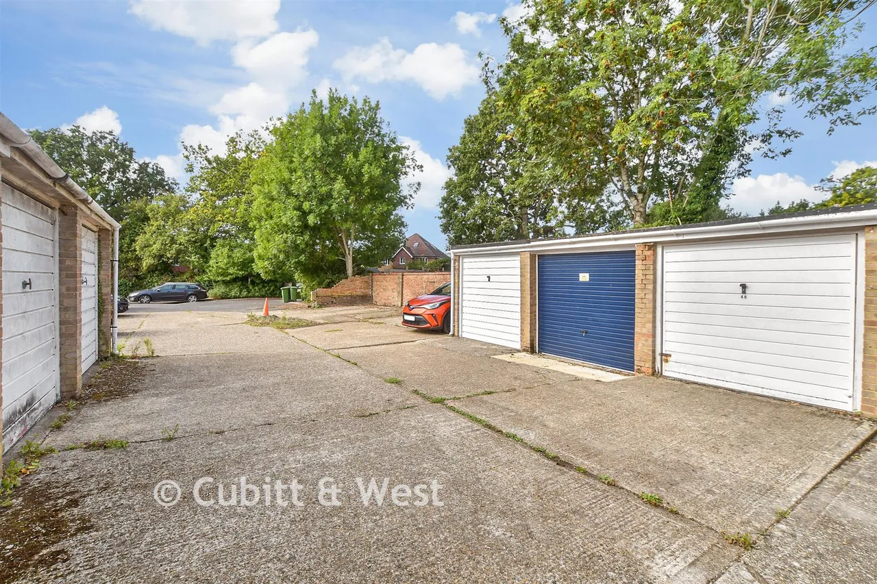 The Fieldings, Southwater, RH13, photo 11