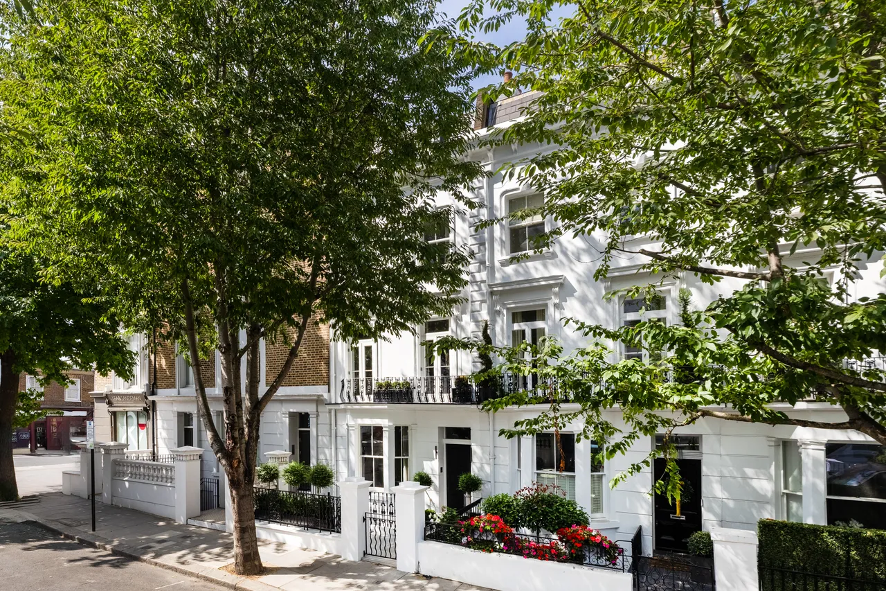 5 bed flat to rent — Berkeley Gardens, Kensington, London