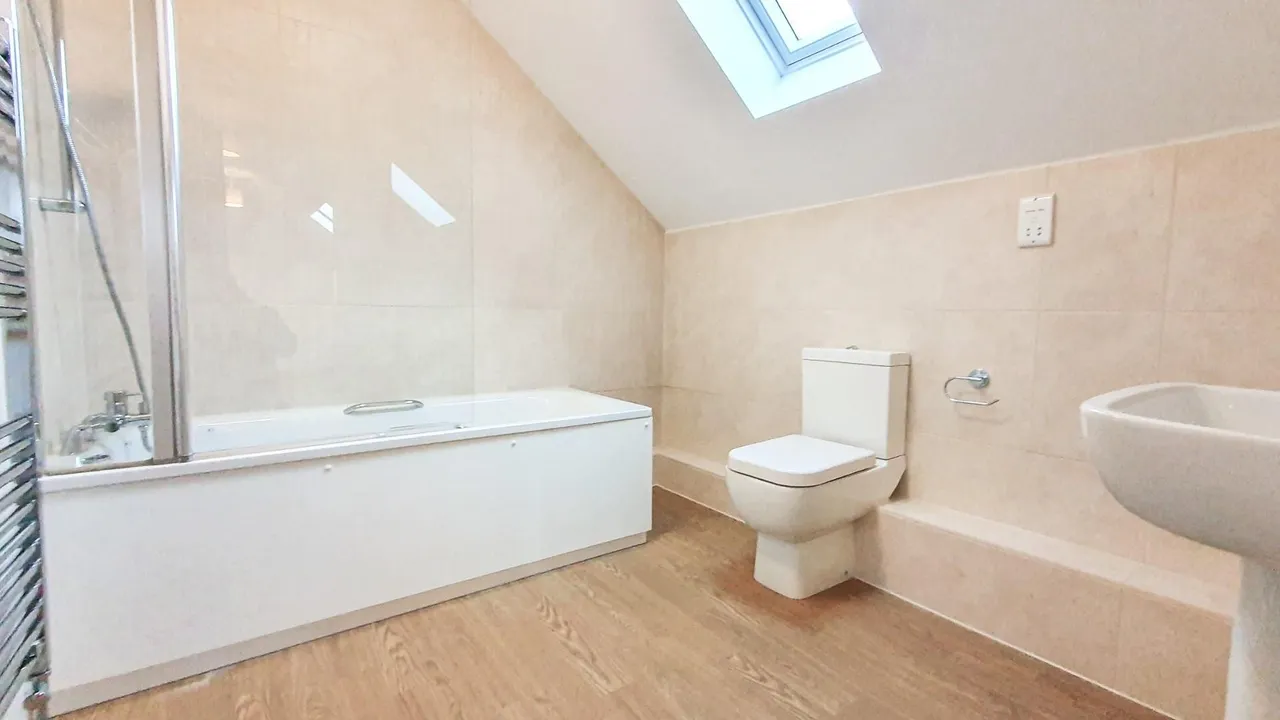 Willow Tree Lodge Cozens Lane East, Wormley, Herts EN10 6GQ, photo 9